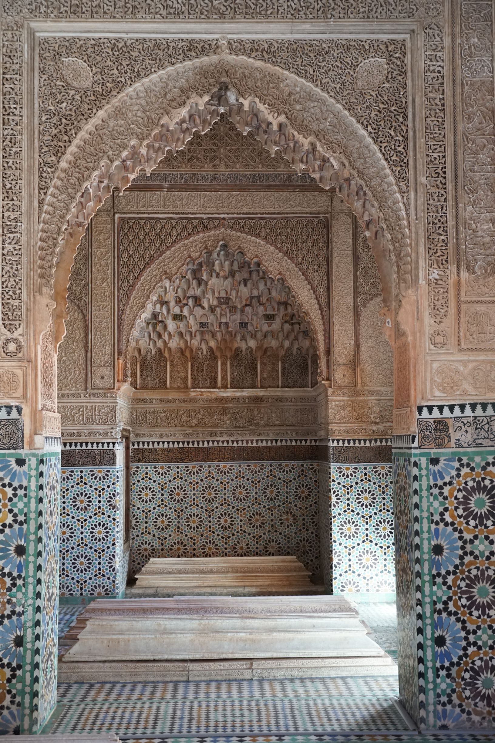 牆上雕刻著華麗細緻的可蘭經文