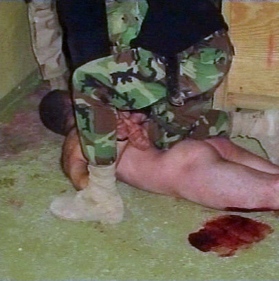 美軍凌辱性虐待伊拉克俘虜 引自wiki