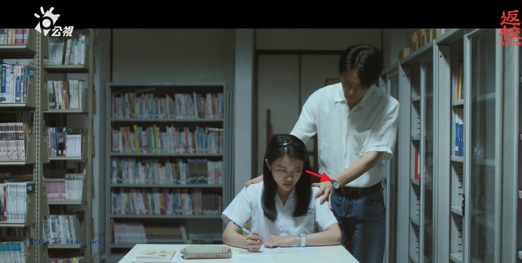 沈華的手就突然搭在女學生劉芸香的肩上,翻攝公視《返校》