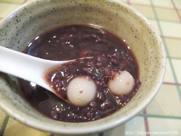 今天的甜點是紅豆紫米湯圓，剛好當天天氣較冷，紅豆紫米湯圓喝完暖心暖胃