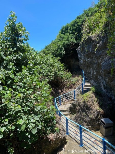 走進烏鬼洞的山洞入口會有兩條路，其中一條是通往觀海平台的步道小徑