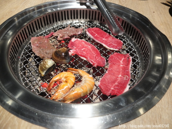 海鮮和肉品先放烤爐上烤囉！吃海鮮和吃肉基本上是這次來「小琉球燒肉王」的重頭戲了。
