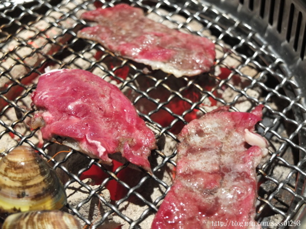 炭烤香氣使得每片肉更加美味無比，油滋滋的在爐架上烤著，看了直流口水。