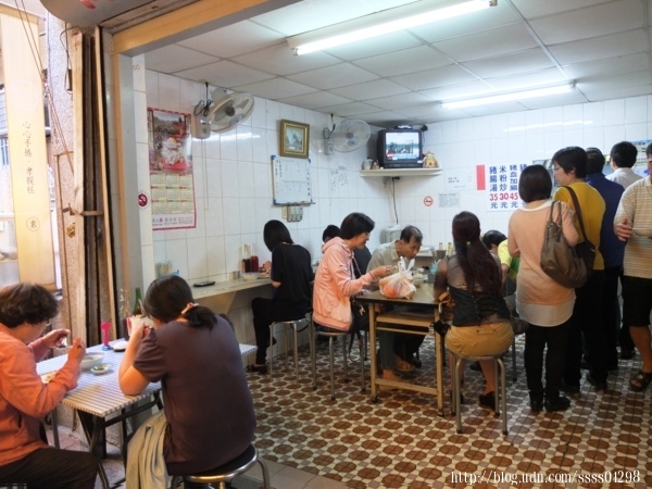 好有台南味的隱密小店面，很傳統簡單的用餐空間。
