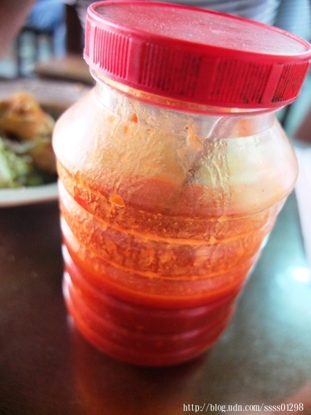 每桌都提供一罐辣椒醬，沾一點美味瞬間提升不少。