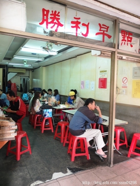 共有左右兩個座位區，用餐尖峰時段通通坐滿。