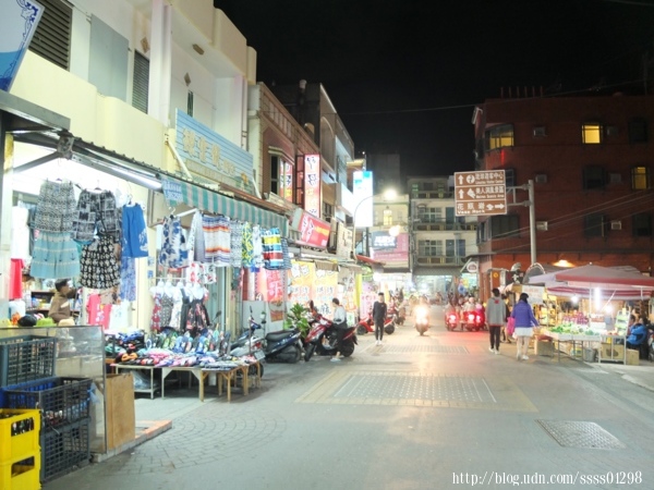 小琉球大街也是大家常說的小琉球三民老街，範圍大概是三民路和民生路路段，鄰近白沙港，有許多特色商品等大家來尋寶。