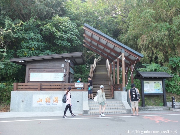 小琉球三大風景區之一「山豬溝」，規劃完善的木棧道，走於其中可欣賞原始森林景觀。