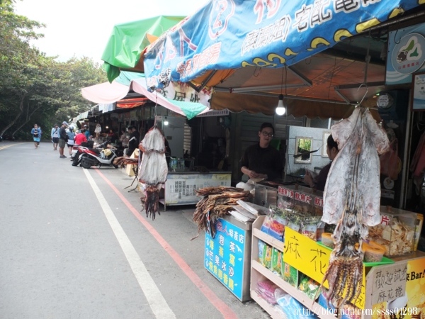 山豬溝入口對面有幾家攤販，有賣吃的、喝的、伴手禮和紀念商品。