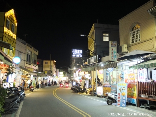 想感受小琉球豐富的夜生活，走來街上準沒錯！有幾家人人推薦的酒吧和居酒屋，體驗離島微醺是小琉球近期的夜生活玩法。