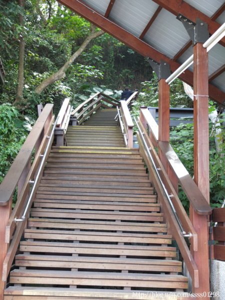 沿著山豬溝生態步道登階前進，沿途會有解說牌、木棧座椅及景觀平台，最大賣點是遊客能在這裡欣賞到小琉球島上保留最完整的原始植相地區資源。