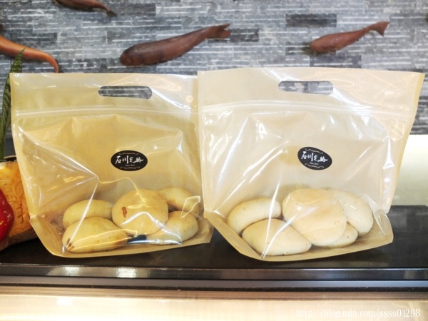 健康滿分的韓式堅果乳酪麵包200元/6顆/袋，當日現烤出爐，保存期限3日