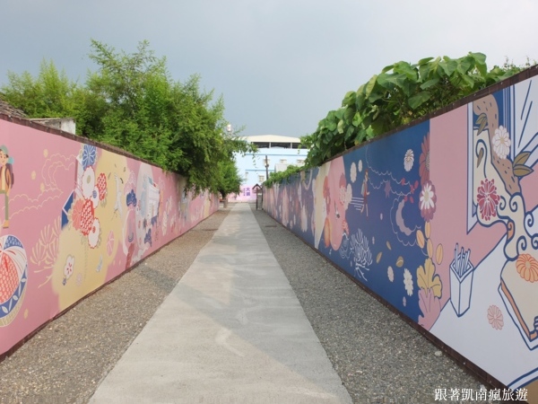 ▲園區內的走道兩側充滿日本味的彩繪圖
