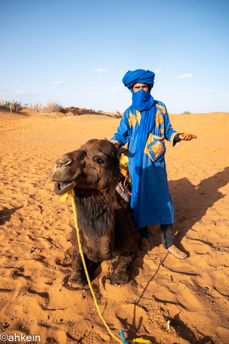 村民穿著華麗版的傳統服飾招攬觀光客騎駱駝