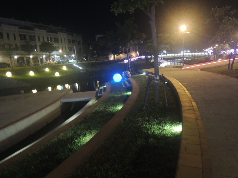 圖/蒔緣：燈海通明的鹿港溪兩岸