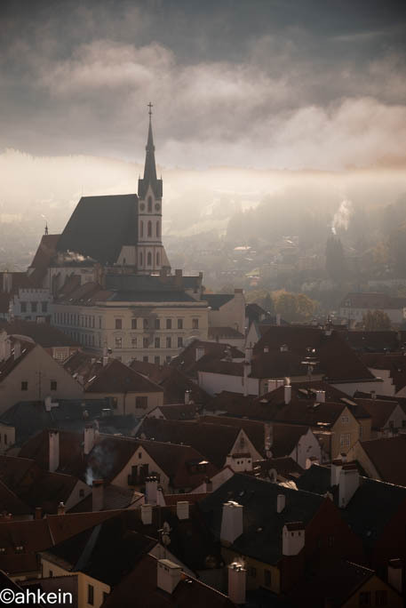 塵霧下的古城與教堂