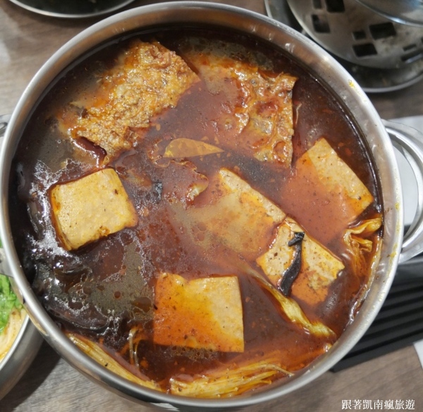 ▲麻辣豆腐煲(不加主食)，都還不用往鍋底撈，光浮在湯面上的豆腐就有五塊了！