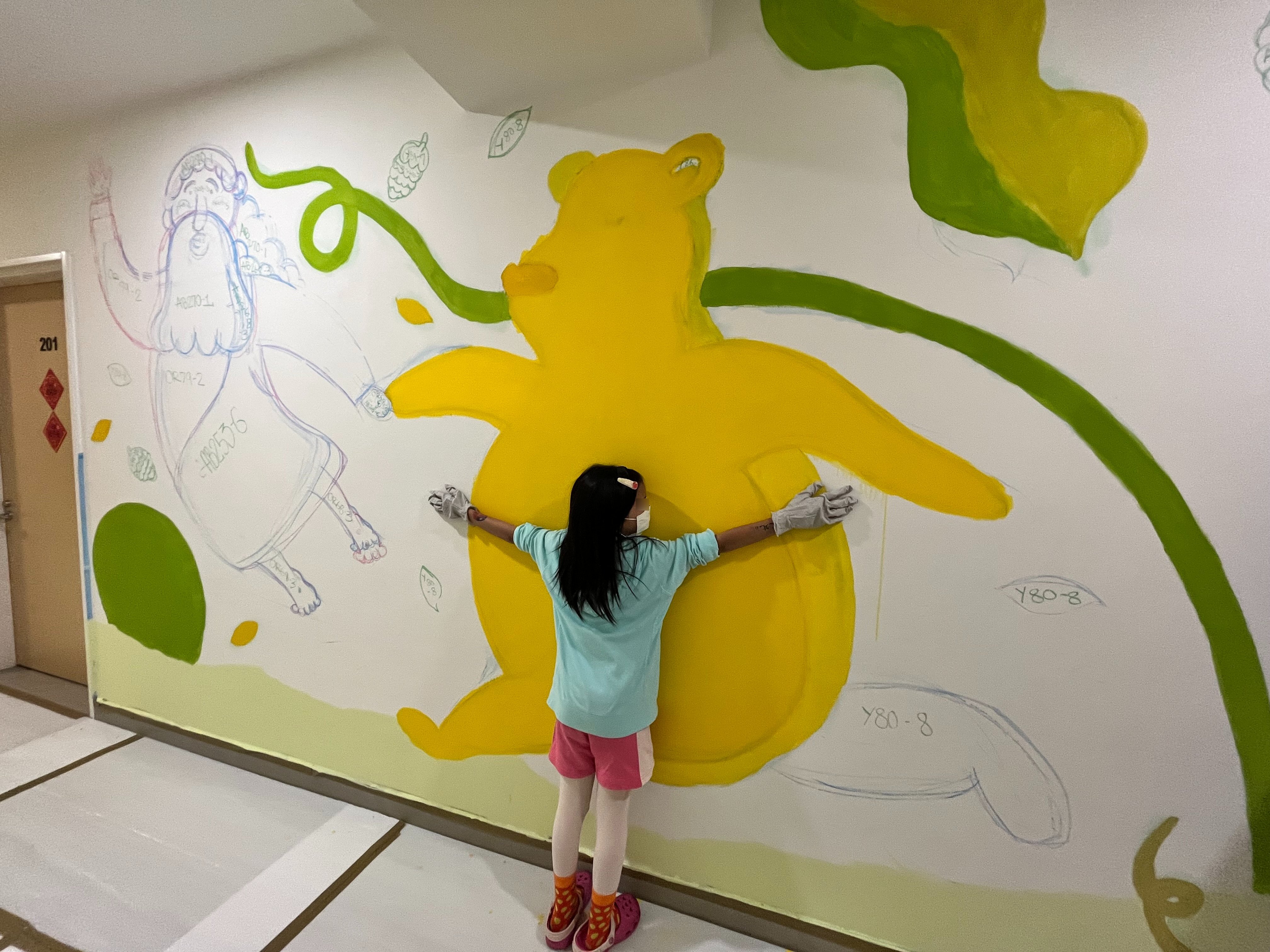 伯大尼兒少家園孩子擁抱牆面
