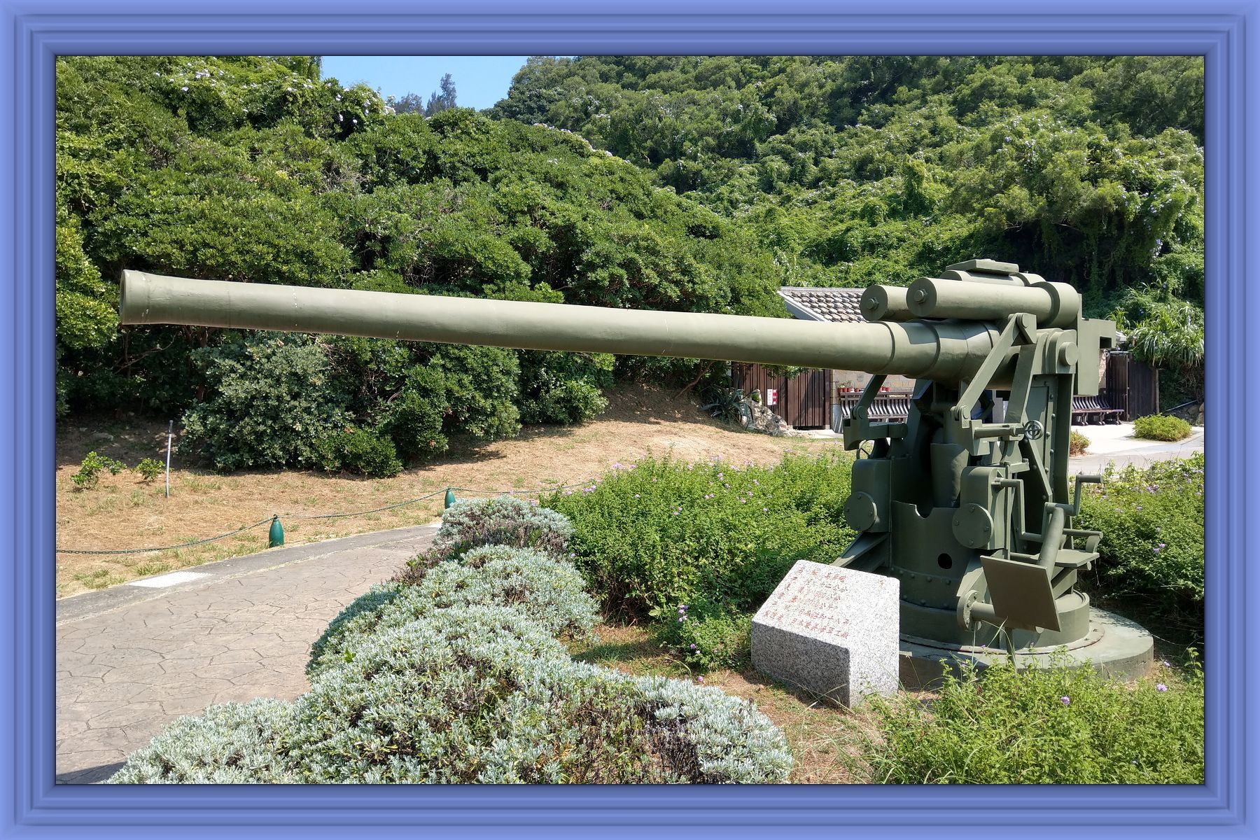 前往南竿北海坑道途中所擺設的兩門日本「吳」海軍工廠所造12公分高角砲之一